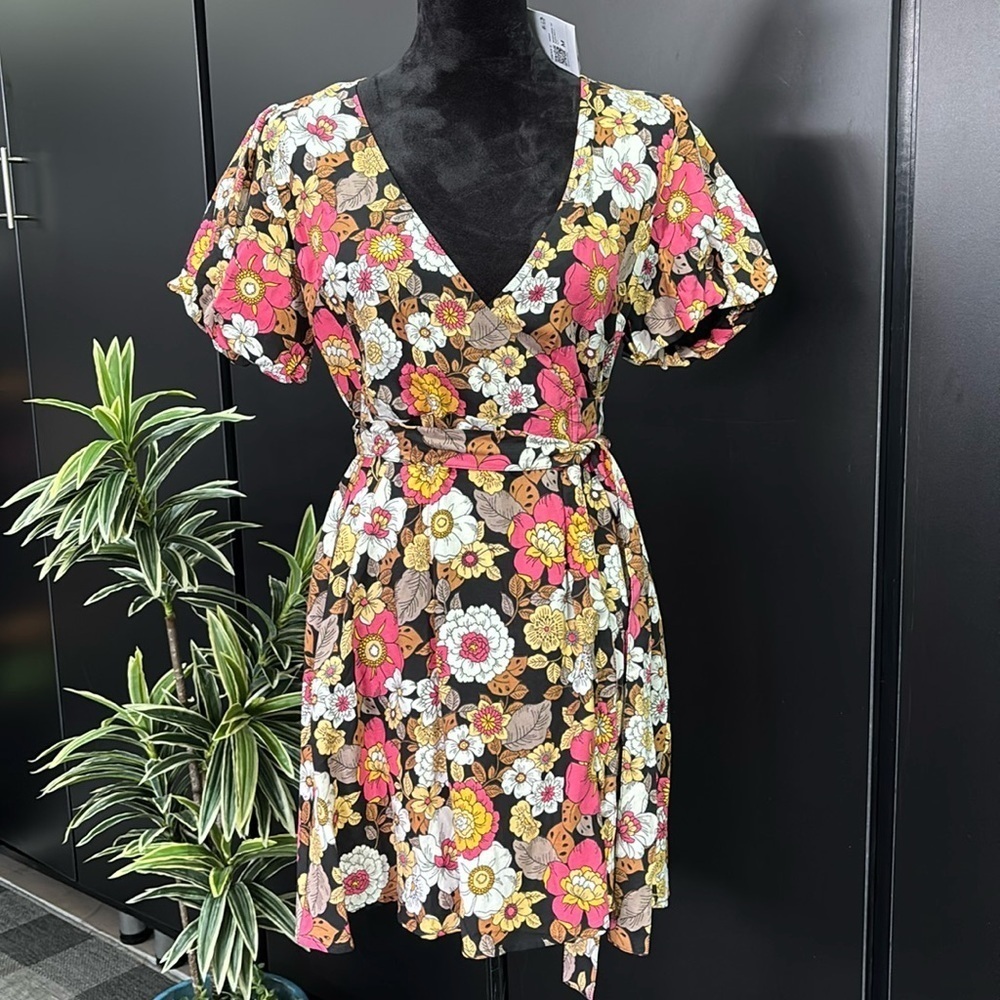 Forever 21 Wrap, low-cut V-neck,puff sleeves, tie waist,floral,linen blend